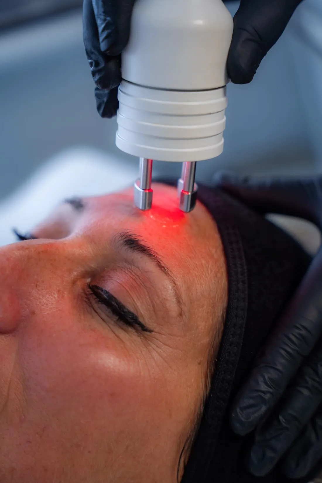 Trattamento viso con tecnologia avanzata nello studio Pure Essence